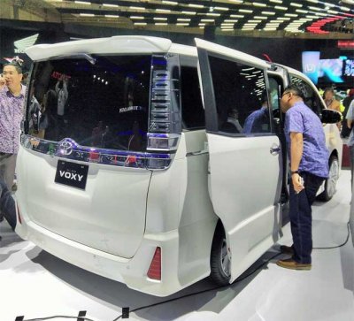 GIIAS 2017 Toyota Voxy warna White Pearl
