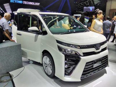 GIIAS 2017 Toyota Voxy warna White Pearl