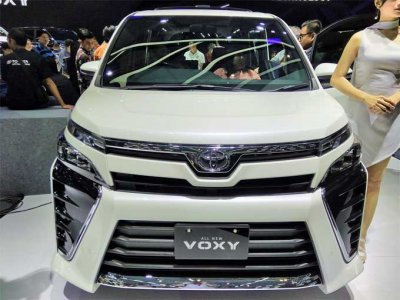 GIIAS 2017 Toyota Voxy warna White Pearl