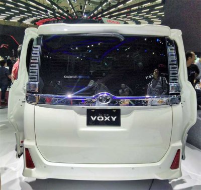 GIIAS 2017 Toyota Voxy warna White Pearl