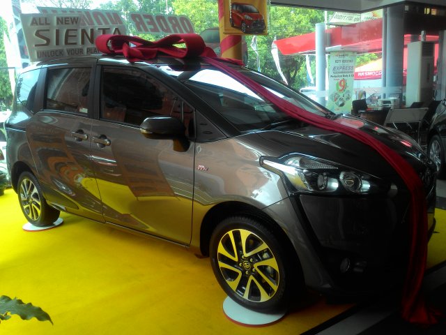 Kenapa arah palang velg mobil kanan dan kiri berbeda